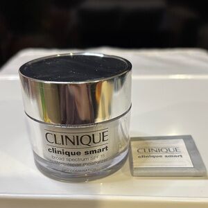 Clinique Smart Custom-Repair Moisturizer -